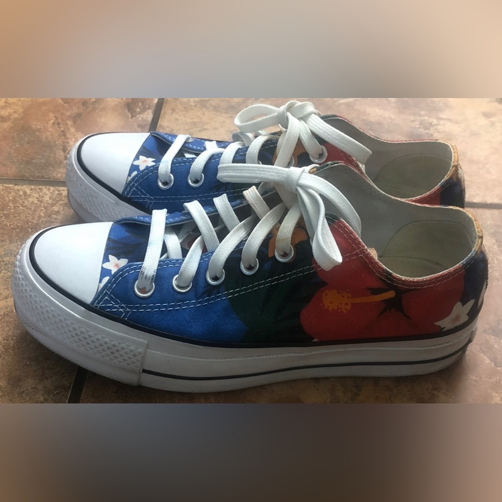 Converse gently used women’s size 8